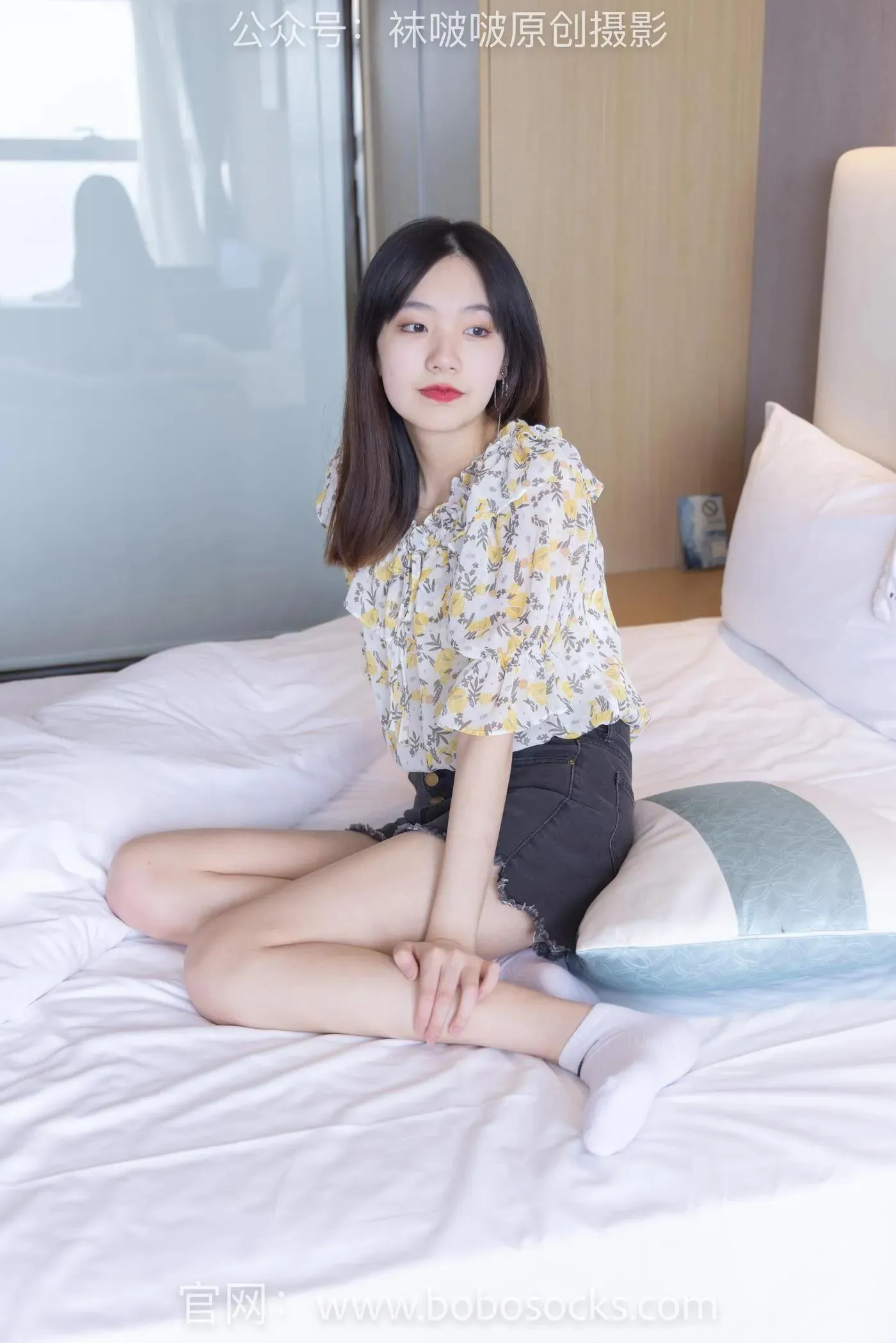 [BoBoSocks袜啵啵]NO.136 小甜豆-高跟长靴、白棉袜、裸足 [200P]插图2